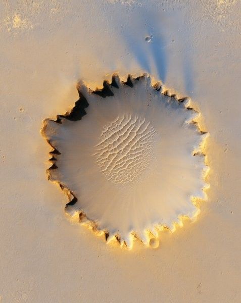 Imagen del cráter de impacto Victoria, en la región marciana de Meridiani Planum, tomada por la Mars Reconnaissance Orbiter (MRO) de la NASA. Mide unos 800 metros de anchura. Foto: NASA/JPL/University of Arizona/Science Photo Library