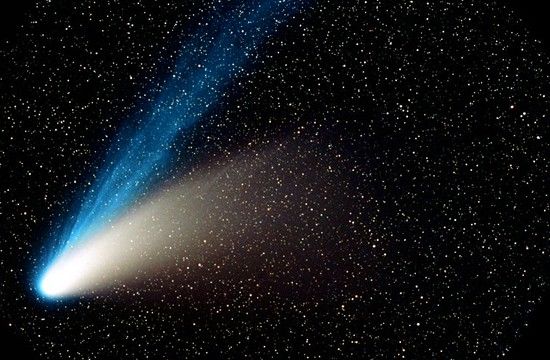 Imagen del cometa Hale-Bopp (C/1995 01), descubierto el 23 de julio de 1995, considerado el “Gran Cometa de Fin de Siglo”, ya que se pudo divisar a simple vista hace 15 años mostrando sus dos colas, la iónica y la de polvo. Foto: Dan Schechter
