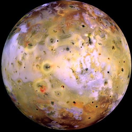 Espectacular imagen del los volcanes de Io, una de las lunas de Júpiter. Este satélite es el cuerpo con mayor actividad volcánica del Sistema Solar. NASA/JPL/University of Arizona