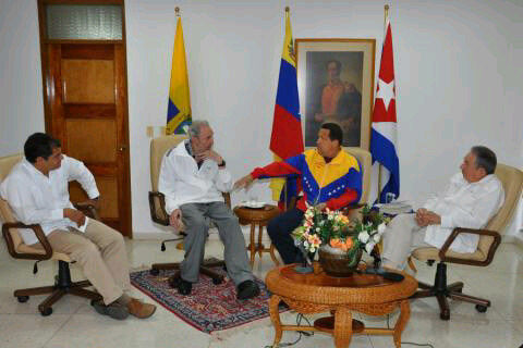 Rafael Correa, Fidel Castro, Hugo Chávez y Raúl Castro conversan en La Habana