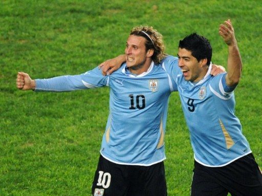 Diego Forlán y Luis Suárez, el bloque ofensivo de Uruguay, que amenaza las redes paraguayas. AFP / Maxi Failla  