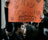 Estudiantes chilenos se besan para protestar por una educación gratuita
