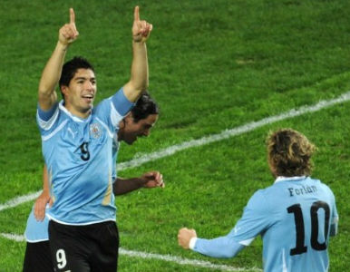 Luis Suárez, celebra el primer gol del partido. Foto AFP