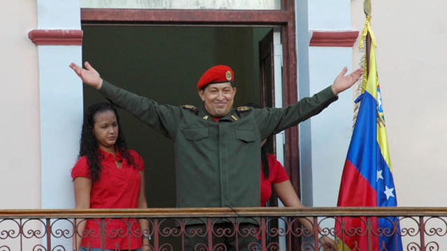 Ante millares de venezolanos que abarrotaron los alrededores del local, el presidente Chávez entonó un himno, coreado por los asistentes, vitoreó a la revolución, al pueblo venezolano, a la unidad latinoamericana y caribeña, a Fidel, Cuba  y  la vida. Foto Noticias 365