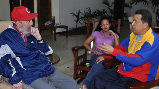 Fidel Castro y Hugo Chávez conversan, escucha atenta una de las hijas del presidente bolivariano, foto mostrada el pasado 28 de junio de 2011. Foto Estudio Revolución