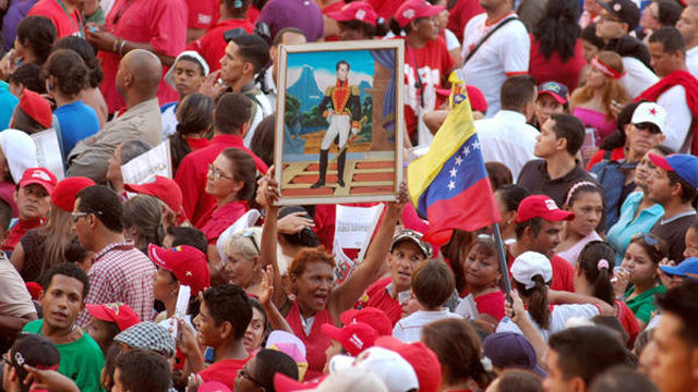 Al grito de “Uh, ah, Chávez”, los seguidores recibieron al mandatario, que salió vestido de traje de campaña, su característica boina roja y levantando una bandera nacional. Foto Agencias