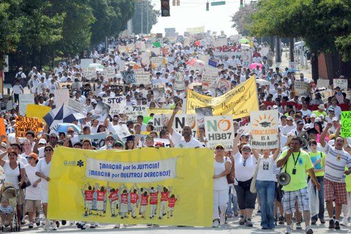 Miles de personas marchan por el centro de Atlanta para protestar la nueva ley de inmigración de Georgia el sábado 2 de julio de 2011. (Foto AP/Erik S. Lesser)
