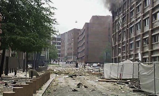 Foto tomada de la televisión tras una explosión en la capital noruega de Oslo, el viernes 22 de julio del 2011 en la sede del gobierno, que causó siete muertos e hirió a varias personas más, aunque no al primer ministro Jens Stoltenberg. (Foto AP/TV2 NORWAY vía APTN)