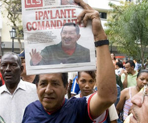 Pueblo venezolano sale a las calles para celebrar llegada de Chávez
