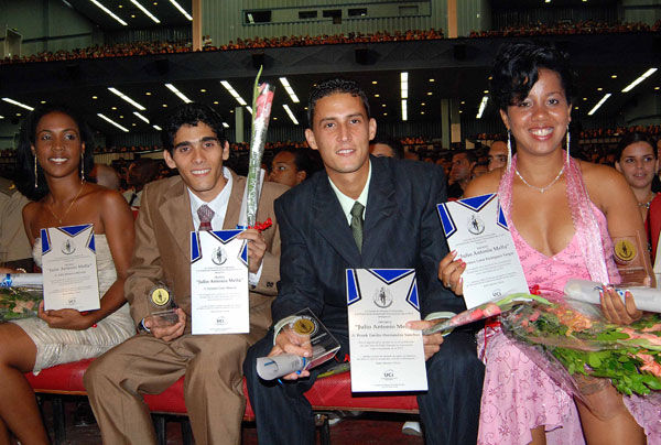 Un grupo de los mejores graduados muestra sus reconocimientos. Foto Raúl Pupo