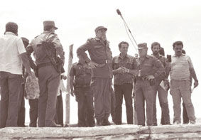 Recorre Fidel Castro el pedraplén Turiguanó-Cayo Coco, el 7 de mayo de 1989