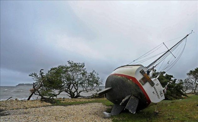 Un pequeño bote ha encallado a unos metros de la orilla en Hampton Bays (Long Island, Nueva York, Estados Unidos) por efecto del huracán "Irene". EFE