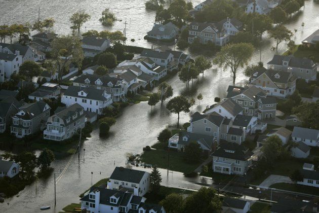 Las calles de Asbury Park, Nueva Jersey, sufrieron inundaciones por el paso del huracán Irene, el domingo 28 de agosto de 2011. Los ríos y riachuelos de la región se desbordaron el domingo por la tarde a causa de las lluvias de Irene, el tercer huracán en tocar tierra en Nueva Jersey en los últimos 200 años. (Foto AP/Rich Schultz)
