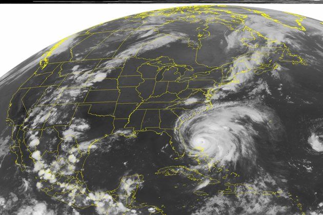 En esta imagen satelital se ve al huracán Irene, de categoría tres, acercarse a las costas de Caronina del Norte, el viernes 26 de agosto de 2011. Se prevé que el huracán categoría tres impacte este fin de semana a Washington, Baltimore, Filadelfia, Nueva York y Boston. Foto: AP/Weather Underground