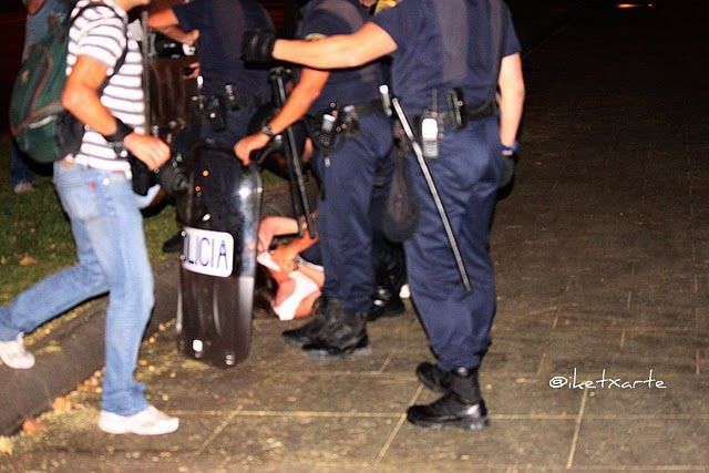 Violencia policial contra indignados en Madrid. Foto: Iker Etxarte, @iketxarte