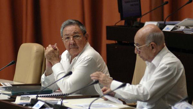 Raúl Castro y José Ramón Machado Ventura,durante los debates del Séptimo Período de sesiones de la séptima legislatura de la Asamblea Nacional del Poder Popular de Cuba. Foto: AIN