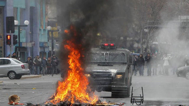 Barricadas incendiarias y bloqueos en varios puntos de Santiago de Chile, dificultando el traslado de las personas en la hora punta de la jornada, en el inicio de un paro nacional de 48 horas convocado por la mayor central sindical del país. Foto: EFE 