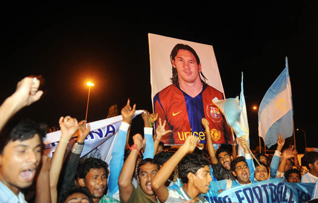Messi recibe el calor de dos mil aficionados a su llegada a Calcuta. Foto: AFP PHOTO/Dibyangshu SARKAR