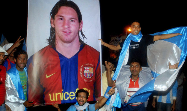 Messi recibe el calor de dos mil aficionados a su llegada a Calcuta. Foto: EFE/ PIYAL ADHIKARY