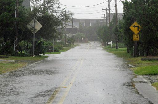 Una intensa lluvia, provocada por el huracán Irene, se abate en una calle de Pawleys Island, Carolina del Sur. Foto: AP Foto/Bruce Smith
