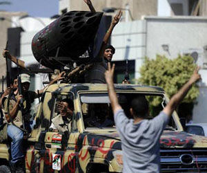 Rebeldes libios celebran su avance sobre Trípoli este martes