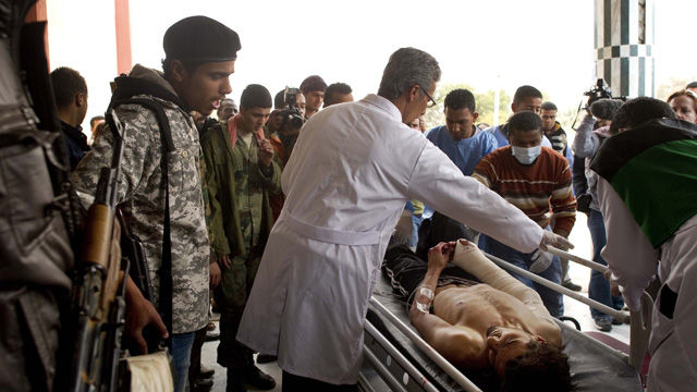 Un opositor libio es atendido en un hospital de Ajdabiya