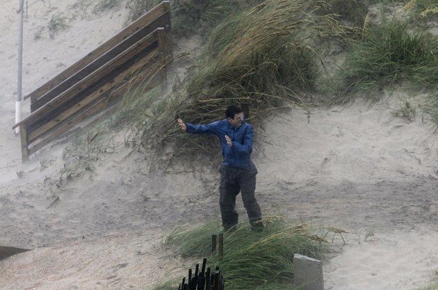 Un hombre lucha contra el viento mientras intenta caminar sobre las dunas de arena al sentirse los efectos del huracán Irene en Nags Head, Carolina del Norte, el sábado 27 de agosto del 2011. Foto: AP/Gerry Broome