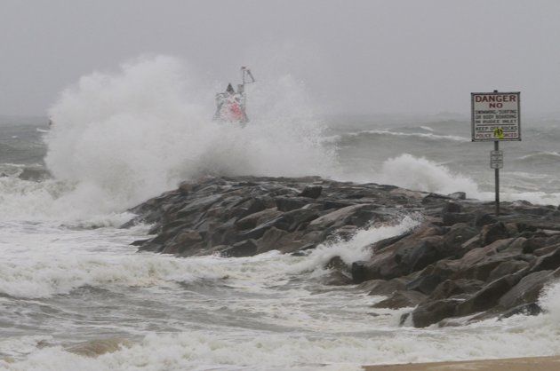 El huracán Irene azota el islote Rudee en Virginia Beach, Virginia, el sábado 27 de agosto del 2011. Foto: AP Foto/Steve Helber