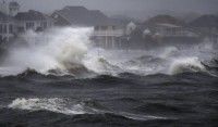 Olas fuertes se estrellan en la costa de Bayshore, Nueva York, en Long Island, el domingo 28 de agosto de 2011, durante el paso de la tormenta tropical Irene. Foto: AP/Charles Krupa