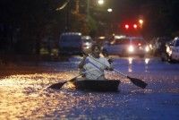 Dos hombres curiosean en un bote por una calle inundada en Carolina del Norte. Foto: John Bazemore/AP