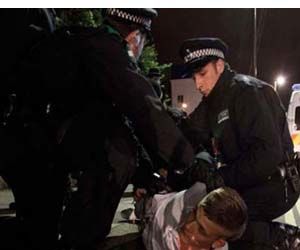 policías de Reino Unido detiene a protestante