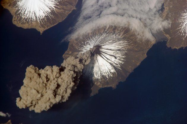 La instantánea, tomada desde la Estación Espacial Internacional, inmortaliza la furia del volcán Cleveland (Alaska), situado en las Islas Aleutianas, durante el mes de mayo del año 2006. Foto: AP /Courtesy of Earth Sciences and Image Analysis Laboratory, NASA Johnson Space Center