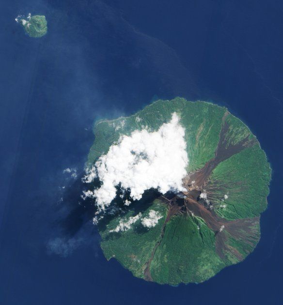 El volcán Manam, situado en Papúa Nueva Guinea, despertó de su letargo el año pasado. La foto, tomada el 16 de junio por satélite, adivina la formación de una nube de vapor procedente de su interior. Foto: AP Photo/NASA