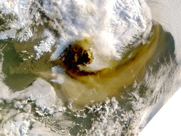 En esta fotografía se observa la violencia del volcán islandés Grimsvotn, durante el pasado mes de mayo. Aunque no provocó el colapso europeo de su hermano Eyjafjallajokull en 2010, puso en jaque al espacio aéreo del norte de Europa. Foto: AP Photo/NASA