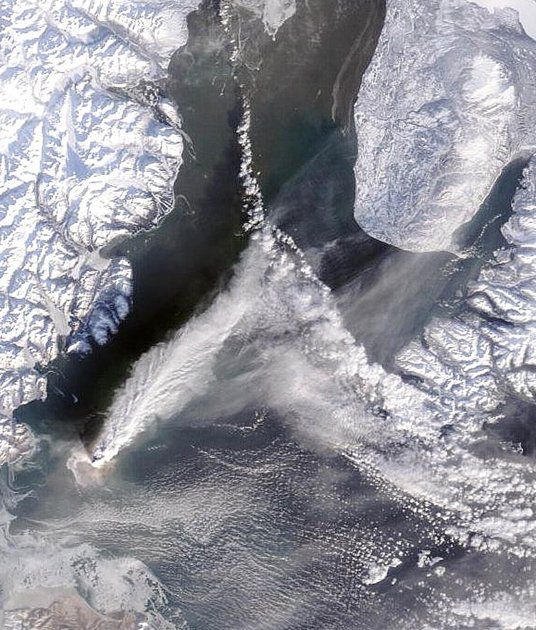  El Observatorio Volcánico de Alaska captó en enero de 2006 la actividad del volcán Augustine. Las cenizas se extendieron a lo largo de 75 millas al sur del mismo. Foto: AP Photo/NASA, Dave Schneider