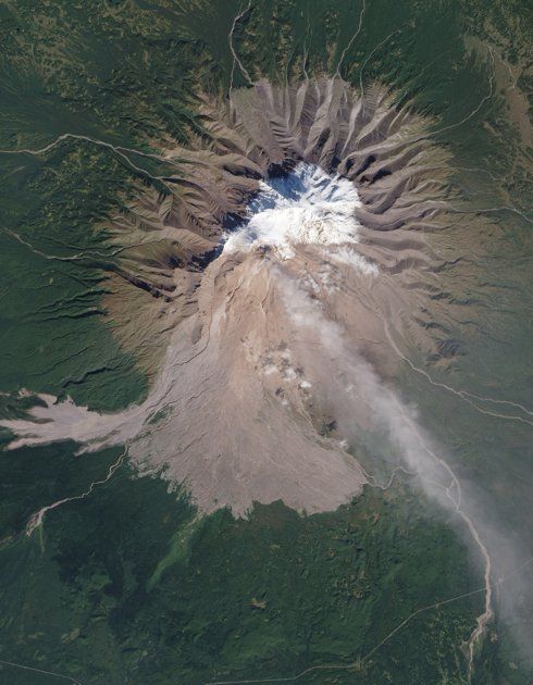 Una columna se eleva desde el volcán Shiveluch, en la península rusa de Kamchatka. Fue captada el pasado mes de septiembre por el satélite Earth Observing. Foto: Jesse Allen and Robert Simmon/NASA