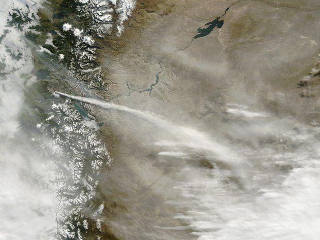Imagen de la actividad del volcán chileno Cordón Caulle tomada a principios de julio. La columna de humo afectó a un gran número de vuelos sudamericanos, comprometiendo el turismo de invierno en la zona. Foto: AP Photo/NASA