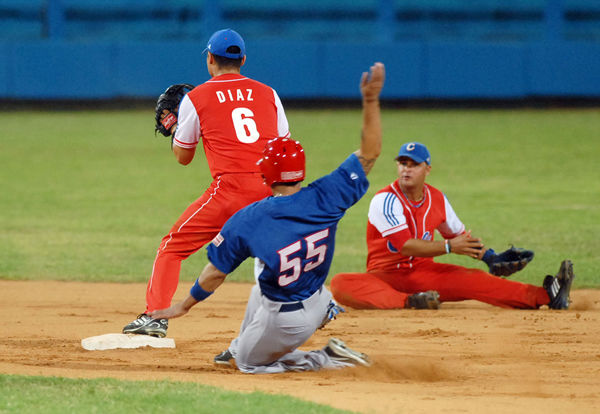 Aledmis Díaz jugó en segunda y se prueba como utility. Foto: Juan Moreno, Juventud Rebelde