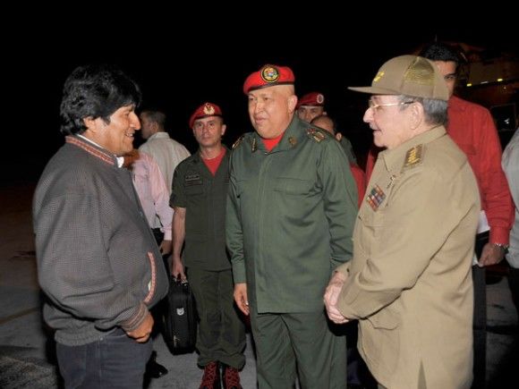 El presidente Raúl Castro, recibió en el aeropuerto internacional José Martí a Hugo Chávez Frías y Evo Morales Ayma, mandatarios de la República Bolivariana de Venezuela y del Estado Plurinacional de Bolivia, respectivamente. Foto: Geovani Fernández