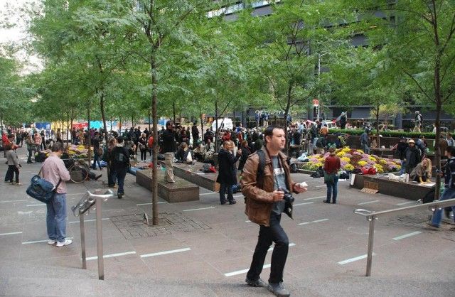 Tercer día de protestas en Wall Street. Los indignados han bautizado como Liberty plaza al lugar en el que han acampado, en pleno centro de metrópoli estadounidense. 
