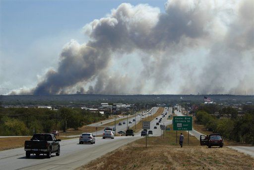 Columnas de humo causadas por incendios forestales se levantan en las afueras de Bastrop, Texas, el lunes 5 de septiembre de 2011. Foto: AP/Erich Schlegel