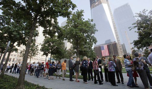 Visitantes hacen fila para ingresar a una plaza en memoria de las víctimas de los atentados terroristas del 11 de septiembre del 2001, en los sitios exactos en los que alguna vez se alzaron las Torres Gemelas del Centro de Comercio Mundial. Foto: AP/Mike Segar