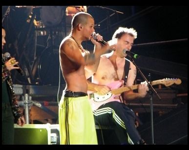 Calle 13 tuvo a Kevin Johansen entre sus invitados al recital que la banda realizó la noche del lunes en Santiago. Fot: Cooperativa.cl