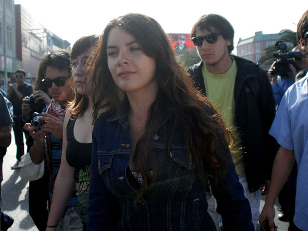 Camila Valllejo encabeza la marcha que se desarrolla con tranquilidad. Foto: UPI