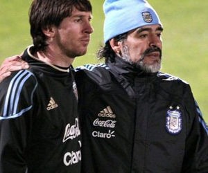 Messi y Maradona, en el Mundial de Sudáfrica. Foto: EFE
