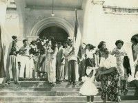 Un grupo de nacionalistas sale de la iglesia de Lares tras participar en una misa en honor a las personas que murieron en el levantamiento armado del 23 de septiembre del 1868. La foto fue tomada el 23 de septiembre del 1951. (Suministrada: Archivo General de Puerto Rico)