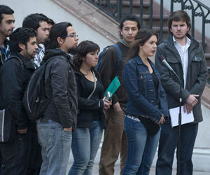 Los estudiantes chilenos, movilizados desde el pasado mayo en demanda de una educación pública gratuita y de calidad, aceptaron escuchar una nueva propuesta del Gobierno, pero sin deponer sus movilizaciones.