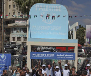 Los que se manifestaron por la independencia palestina en la plaza Al Manara cargaban un sillón. Foto: EFE