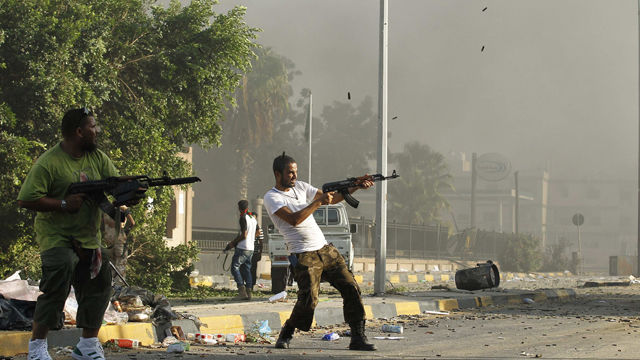 Cada paso de la ocupación en Libia se planifica con cautela por sus autores de la OTAN. Ya ha sido dado un ultimátum por parte de los agresores: Antes de este sábado deben rendirse las tropas leales al líder Gaddafi.