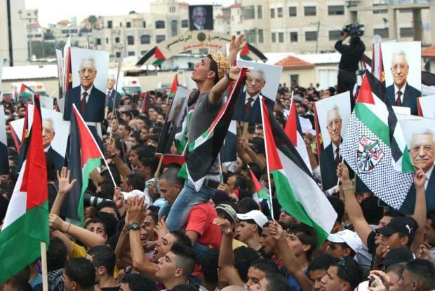 Miles de palestinos reciben como heroe a Abbas Ramala